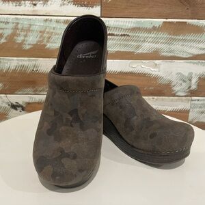 DANSKO Professional Suede Camo Women's Size Eur 38/USA 7.5-8